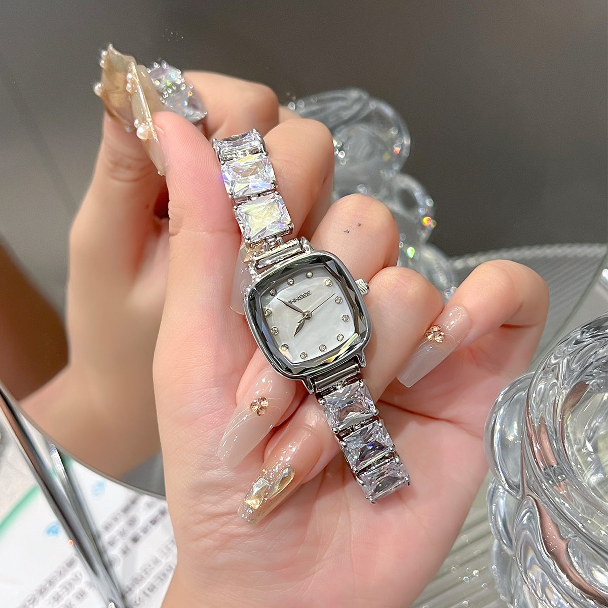 Ladies Luxury Watch - 2025 ハイエンドの女性の腕時計ダイヤモンドライト高級スクエアシュガー腕時計防水高美容女性ファッションクォーツ腕時計