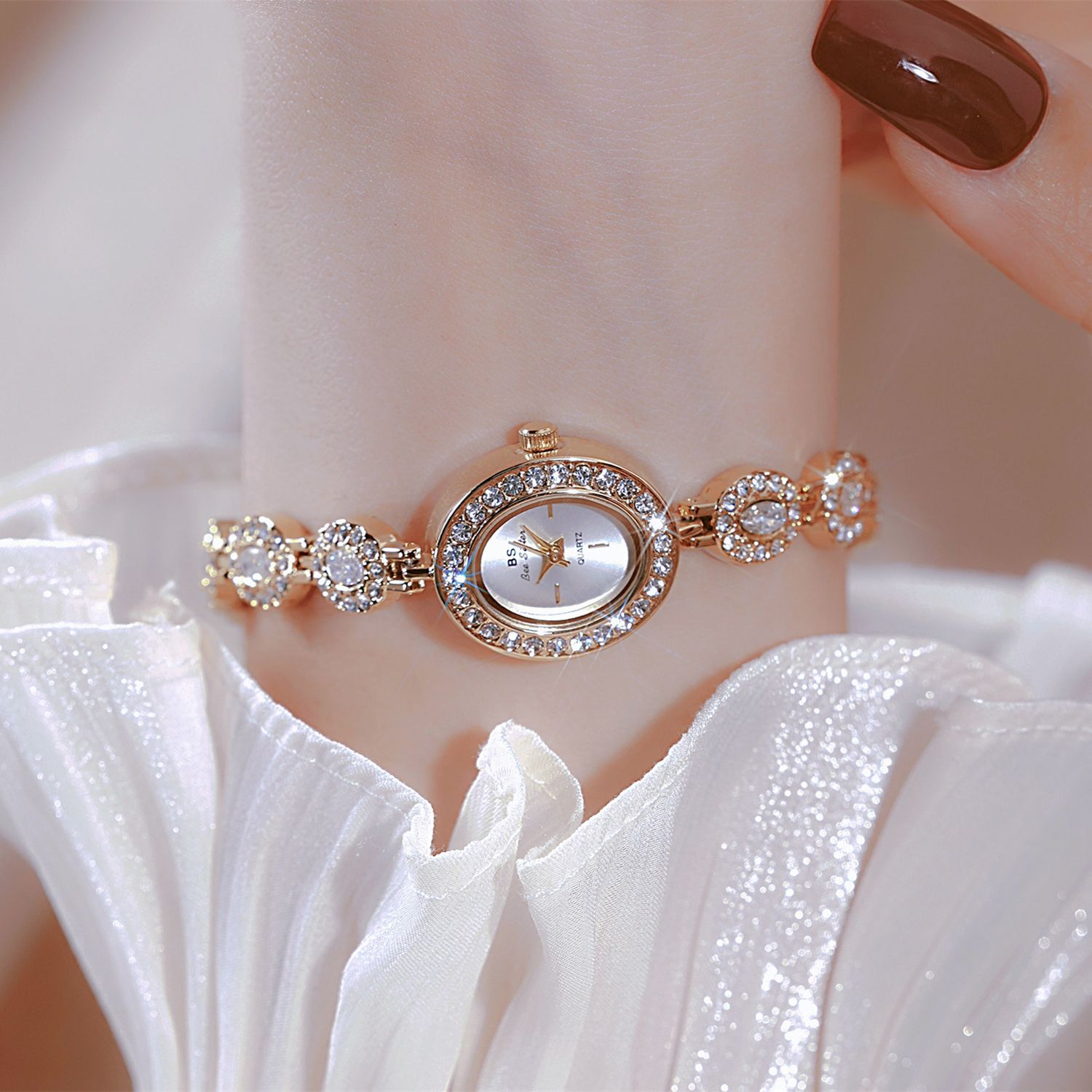 UTHAI 新しい女性チェーンウォッチライト高級ブランドアン - Luxury Watch Index のレビューと価格