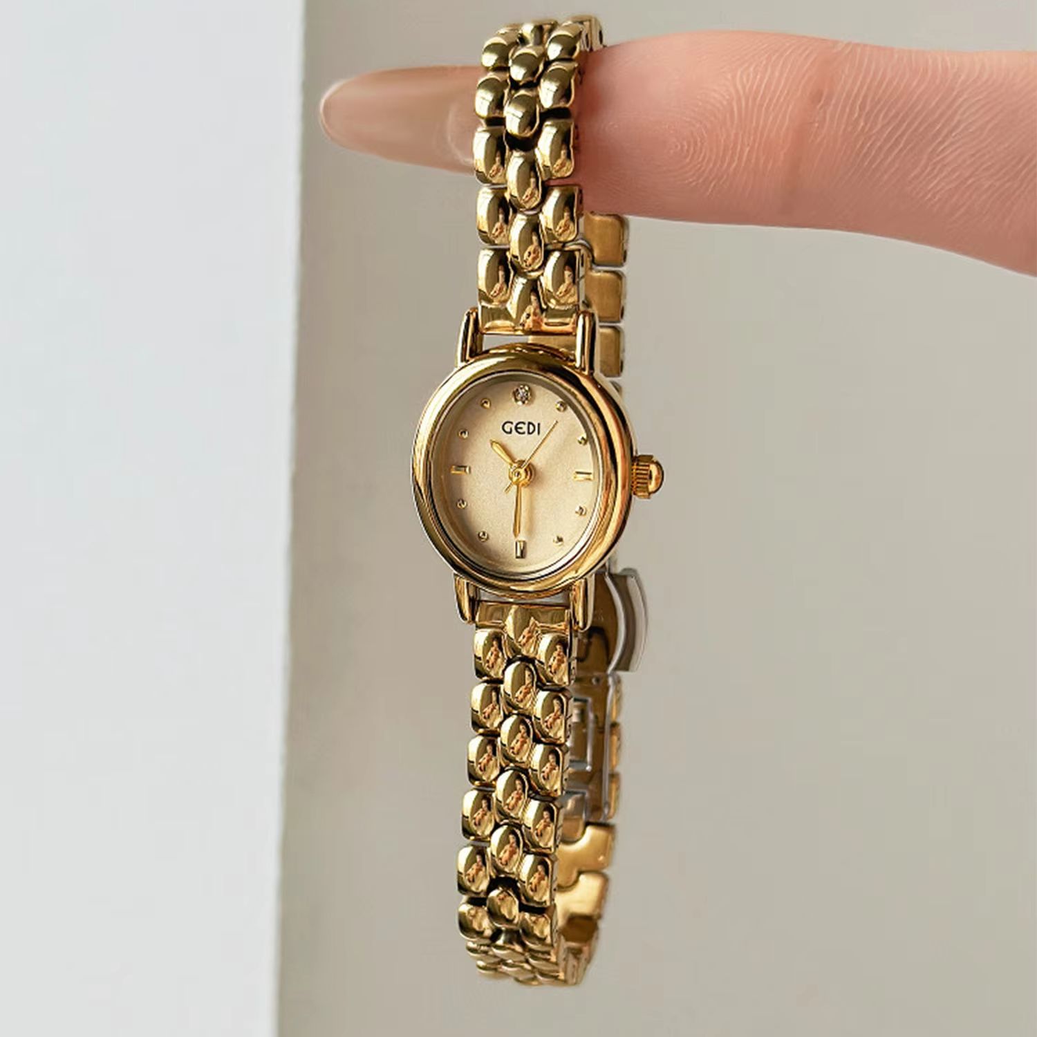 女性用オリジナル高級ブランド腕時計、レトロなゴールデンオーバ - Luxury Watch Index のレビューと価格