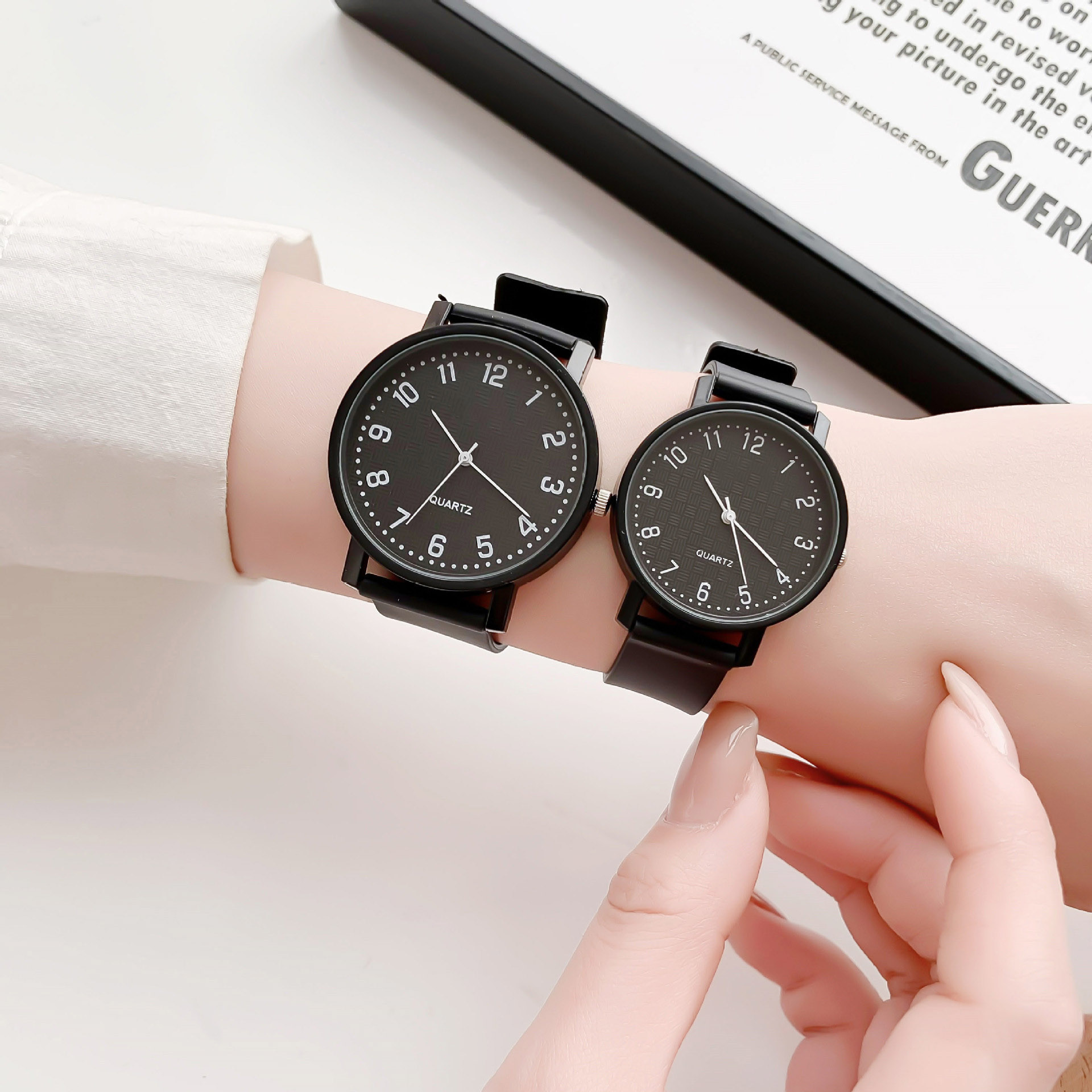 シンプルなブラックウォッチクォーツ時計女性用シリコンストラッ - Ladies Luxury Watch のレビューと価格