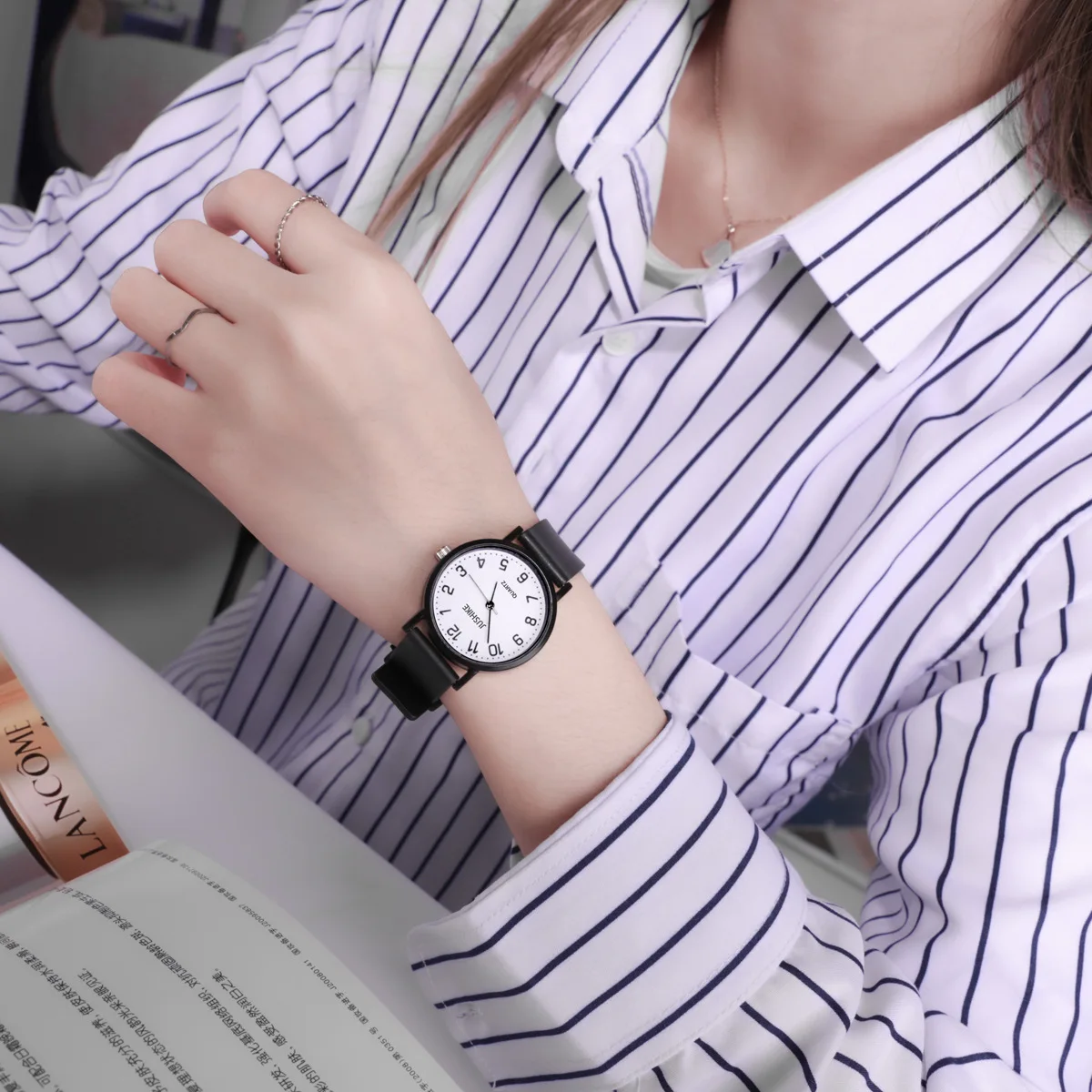 シンプルなブラックウォッチクォーツ時計女性用シリコンストラッ - Ladies Luxury Watch のレビューと価格