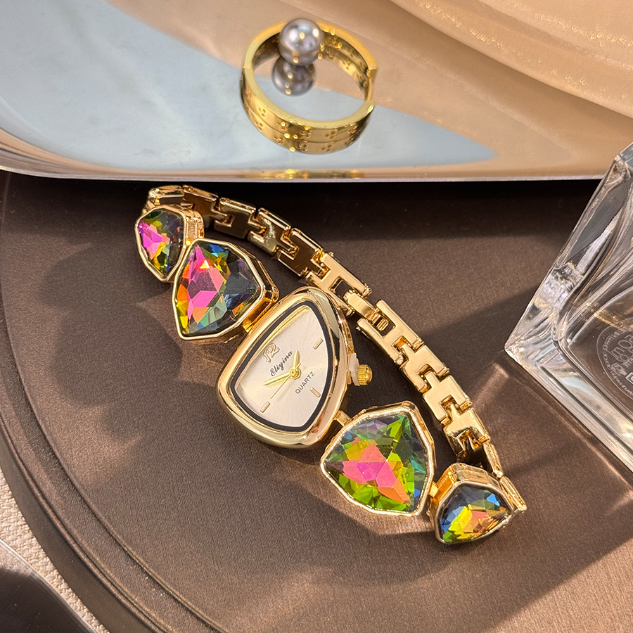 新色配色、イレギュラーデザイン、大きなダイヤモンドウォッチ、 - Luxury Watch Trading のレビューと価格